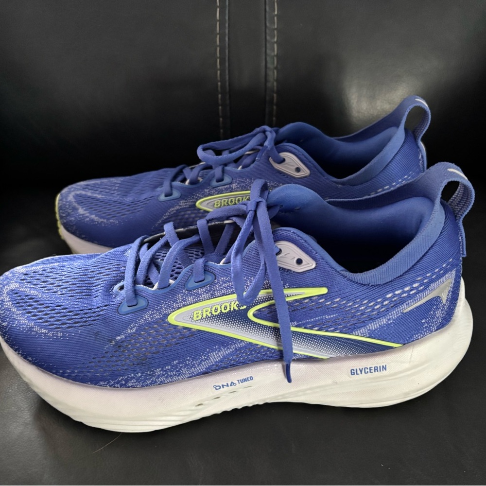 Like New Brooks Wonen’s Glycerin 22 Running Shoes - Picture 4 of 6